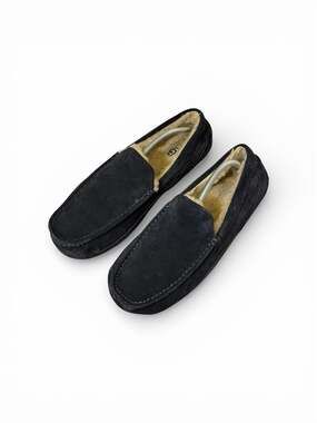 Size 11 UGG Men's Ascot Suede Sheepskin Lined Moccasin Slippers in navy